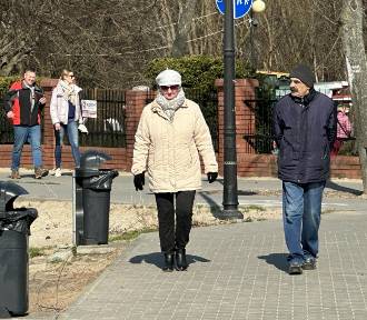 W radomskich parkach już niemal wiosna. Sporo spacerujących i rowerzystów [FOTO]