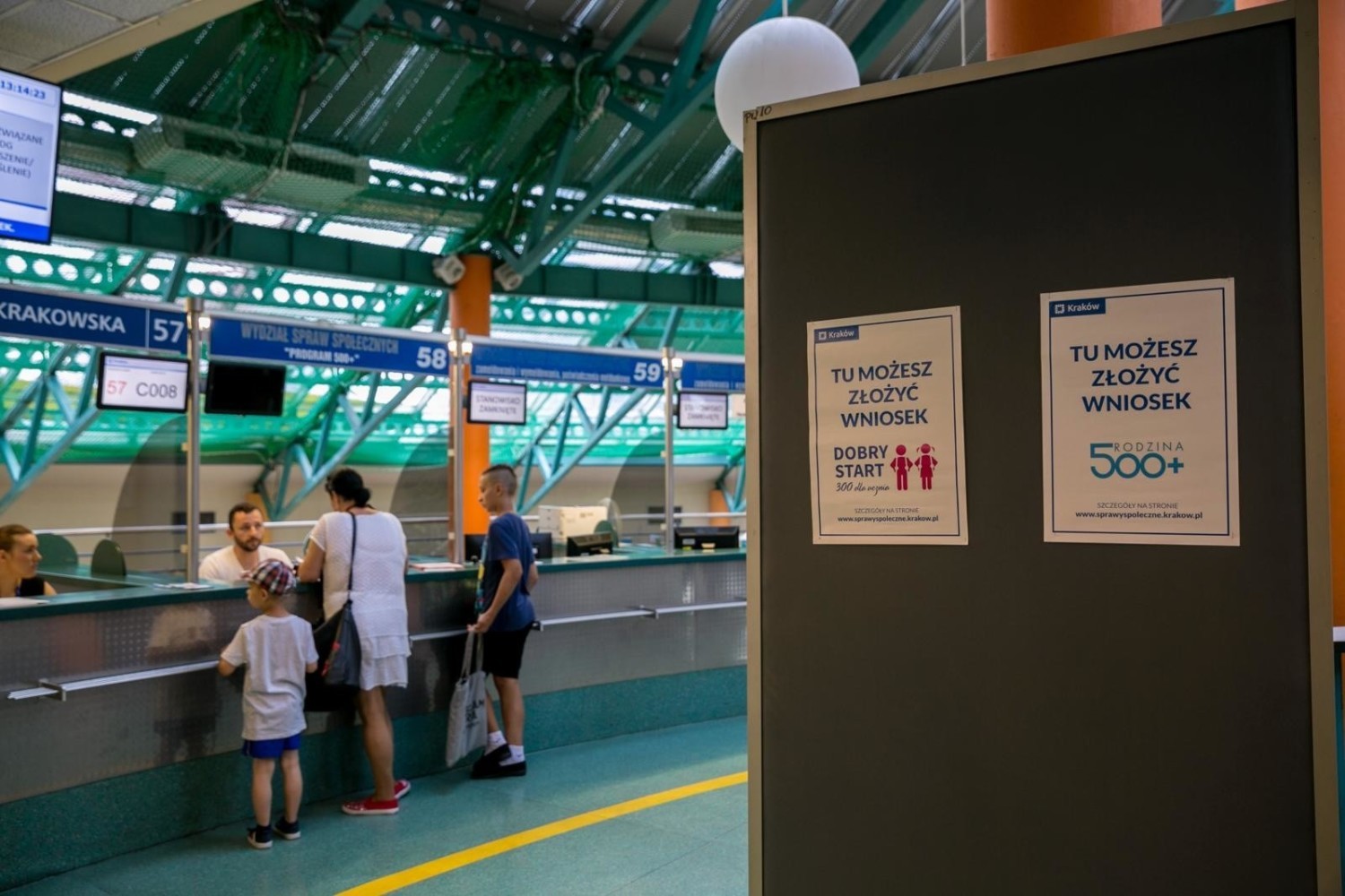Na początku należy złożyć wniosek droga elektroniczną