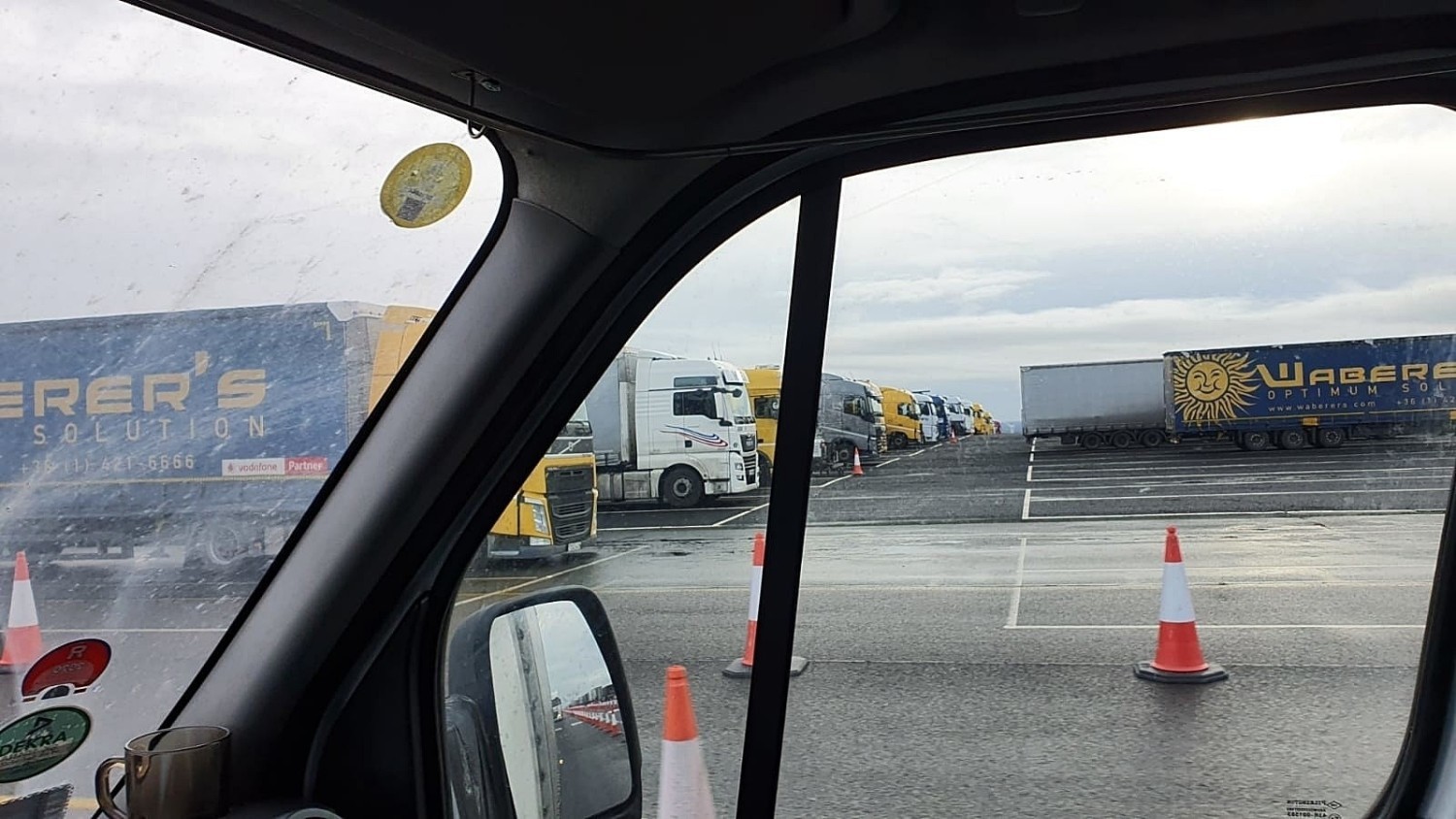 Kierowcy tłoczą się na lotnisku Manstone International Airport w hrabstwie Kent, 30 kilometrów od Dover