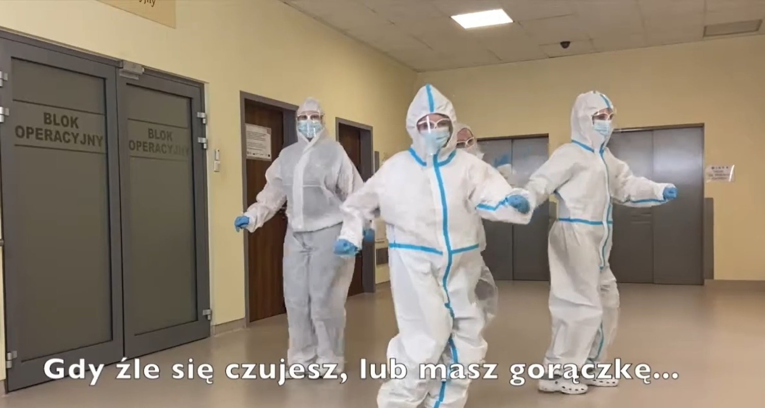 Pielęgniarki tańczą i śpiewają "Nie kłam nas"