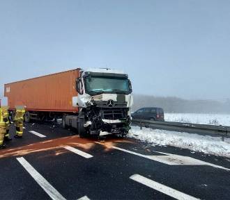 Zderzenie ciężarówek na "wiślance" w Drogomyślu. Droga była zablokowana