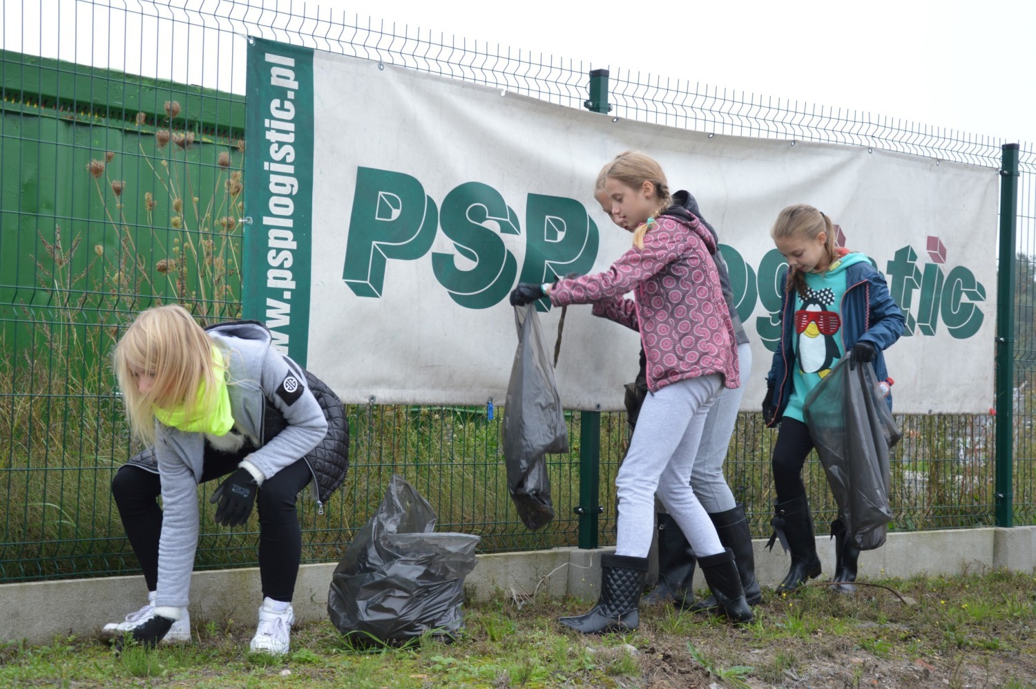 Dzieci z SP nr 8 brały udział w akcji sprzątania świata.