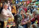 Rodzinny bal integracyjny z okazji urodzin Misia Zdrowisia w Przedszkolu nr 1 w Lęborku