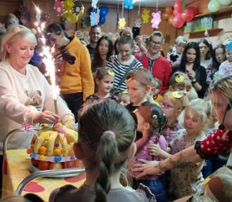 Rodzinny bal z okazji urodzin Misia Zdrowisia w Przedszkolu nr 1 w Lęborku