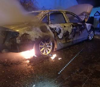 Pożar samochodu w Dębsku. Auto spłonęło doszczętnie