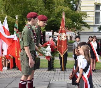 84. rocznica wybuchu II wojny światowej. Na Placu Niepodległości złożono kwiaty