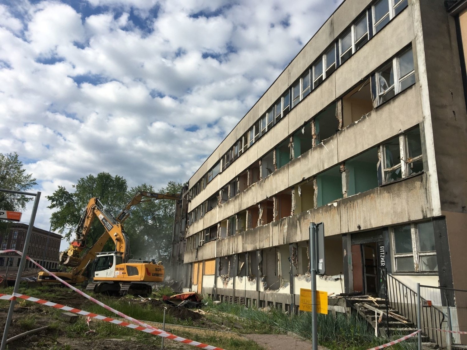 BIUROWIEC DEFUMWyburzony w czerwcu 2020 roku biurowiec DEFUM