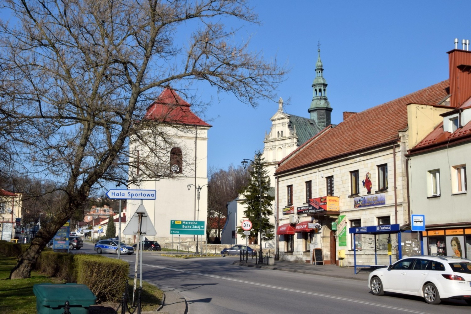 Pińczów w czasach koronawirusa. Puste ulice, mniej samochodów. Kolejki tylko przy aptekach i do banku (ZOBACZ ZDJĘCIA)