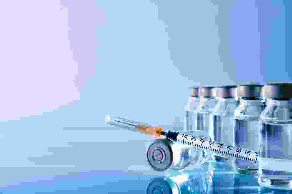 Europejska Agencja Leków (EMA) ogłosiła aktualizację listy skutków ubocznych szczepionek na Covid-19 firm AstraZeneca i Johnson&Johnson