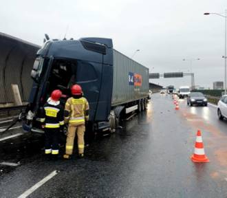 Wypadek ciężarówki na AOW we Wrocławiu, kierowcy stoją w długich korkach