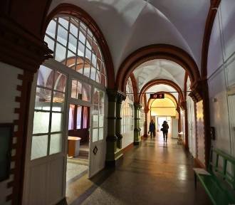 Wrocławski szpital po wyprowadzce ostatnich pacjentek: mroczne, opuszczone 