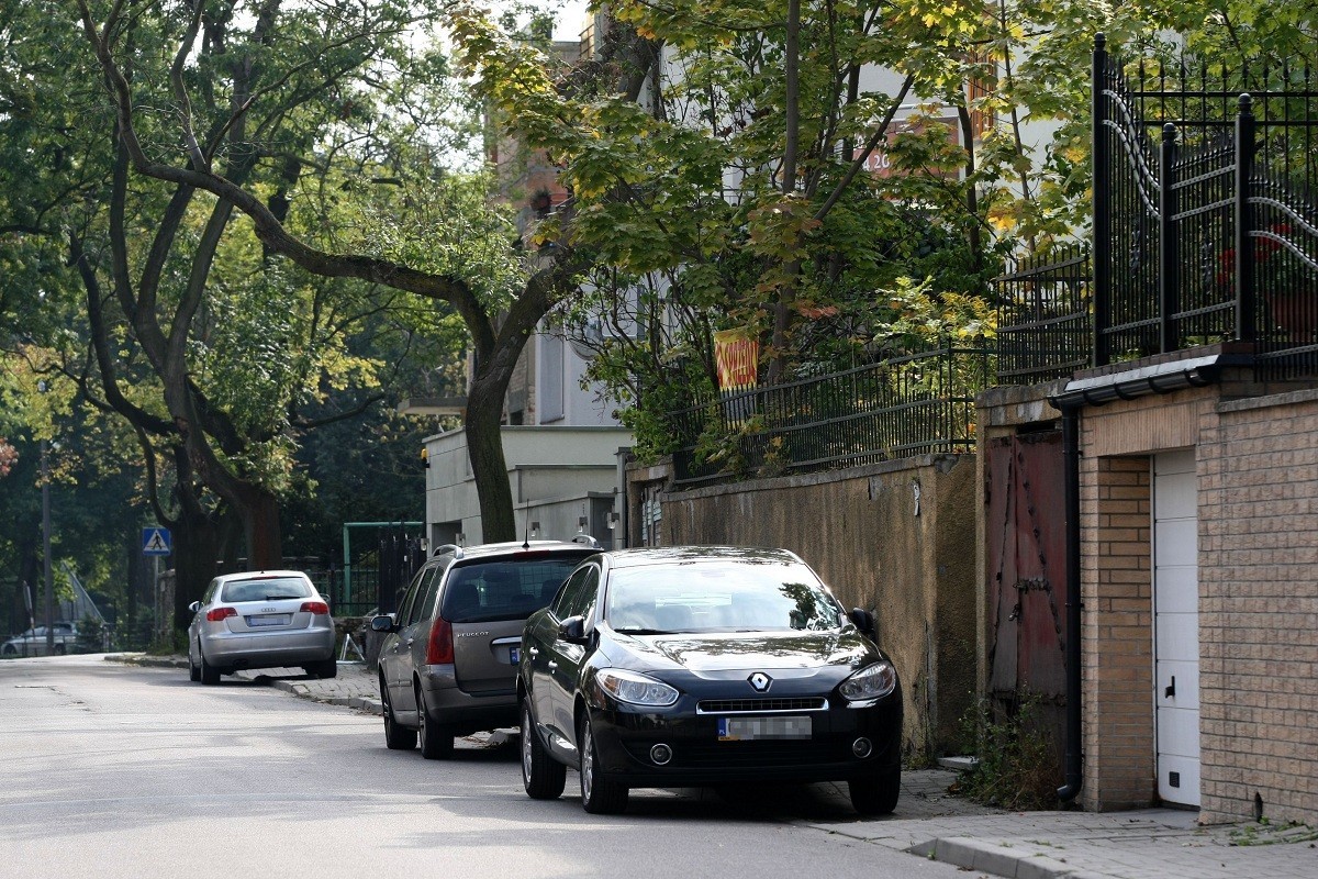 Wezwania do opłaty za parkowanie znajdują mieszkańcy gdyńskiej Kamiennej Góry, którzy parkują na wjazdach do własnych posesji lub garaży