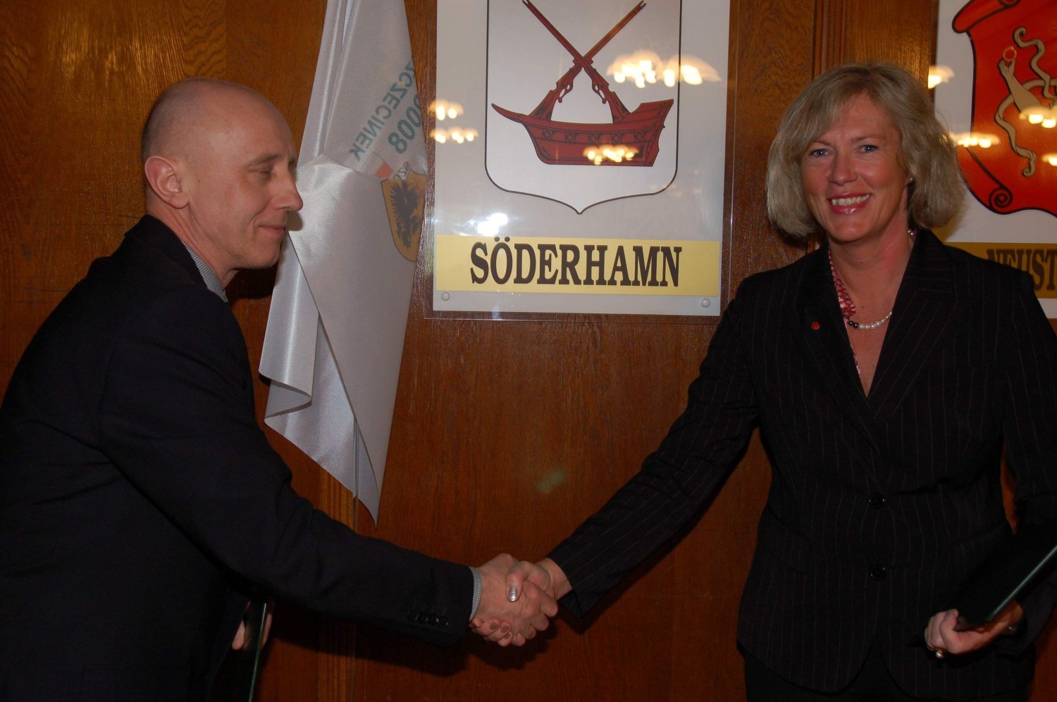 Eva Tjernström, burmistrz szwedzkiego Söderhamn, w roku 2012 podpisała z burmistrzem Jerzym Hardie-Douglasem umowę o współpracy ze Szczecinkiem