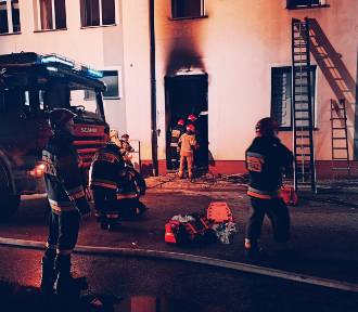 Dramatyczna akcja ratunkowa po pożarze bloku w Tarnowie