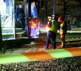 Tragiczny wypadek we Wrocławiu: Mężczyzna wpadł pod tramwaj. Jego stan jest ciężki