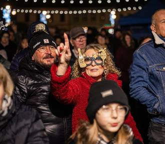 Tak Nowy Sącz powitał Nowy Rok 2023! Zabawa, szampan i zimne ognie 