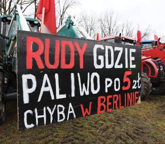 Protest rolników w Piotrkowie. Ponad 500 traktorów blokuje drogi A1 i S8. ZDJĘCIA