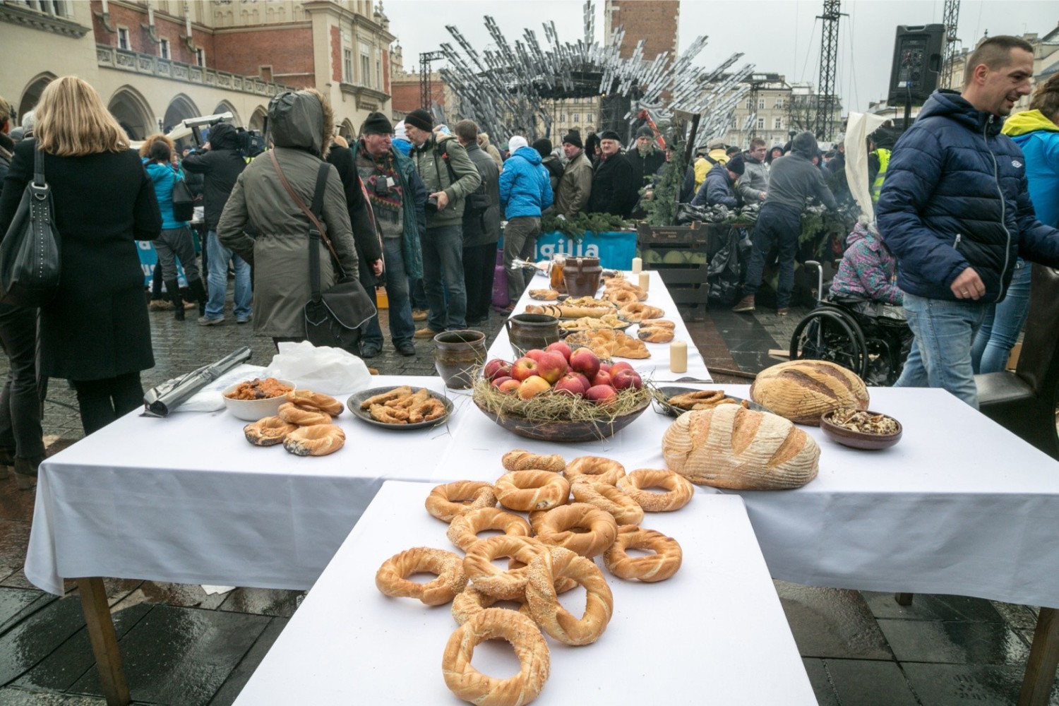 Tegoroczna Wigilia dla Osób Bezdomnych i Potrzebujących Jana Kościuszki tradycyjnie rozpocznie się na Rynku Głównym w Krakowie, ale tym razem z powodu pandemii i obostrzeń sanitarnych nie odbędzie się w tym miejscu