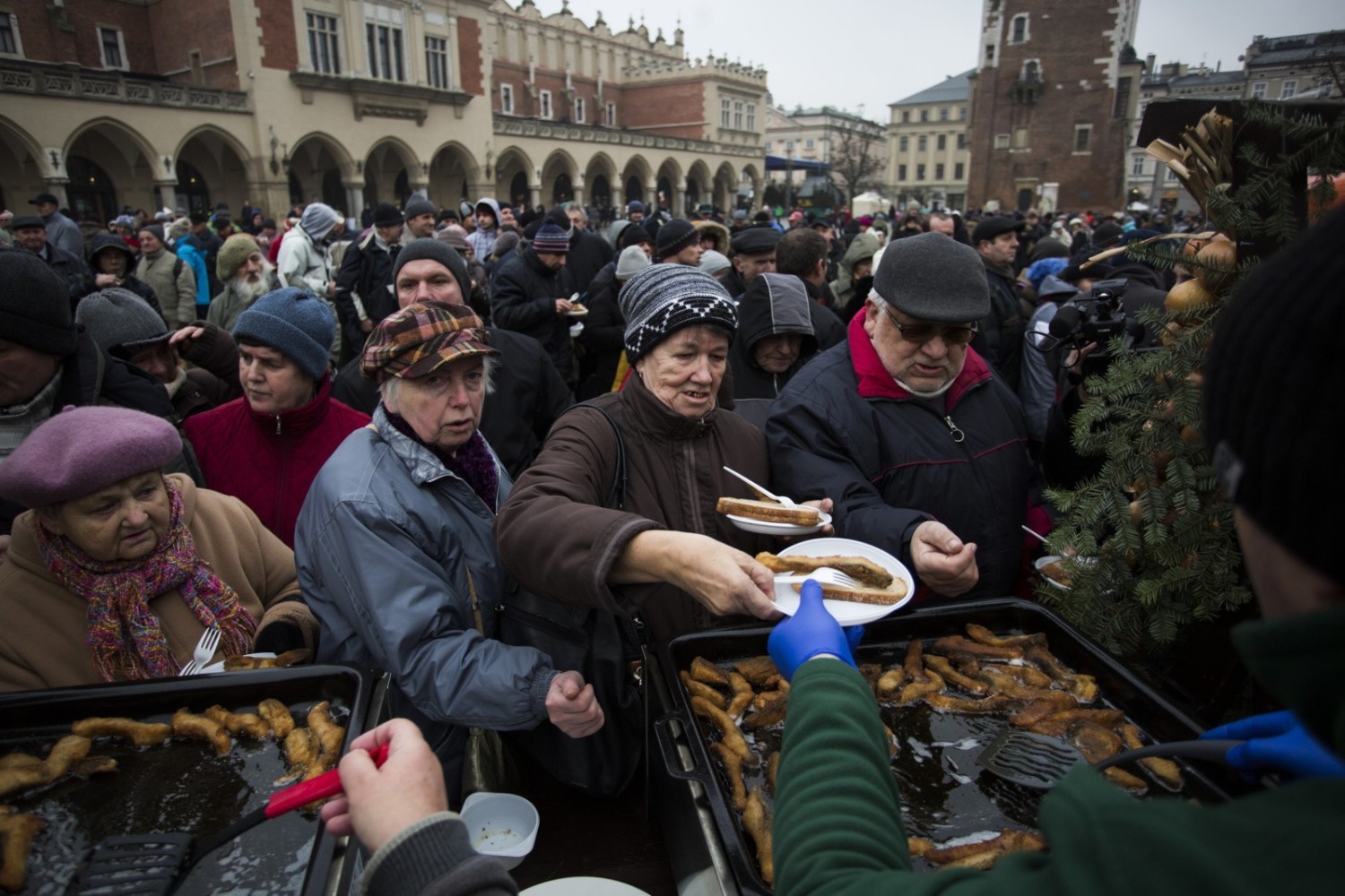 Tegoroczna Wigilia dla Osób Bezdomnych i Potrzebujących Jana Kościuszki tradycyjnie rozpocznie się na Rynku Głównym w Krakowie, ale tym razem z powodu pandemii i obostrzeń sanitarnych nie odbędzie się w tym miejscu
