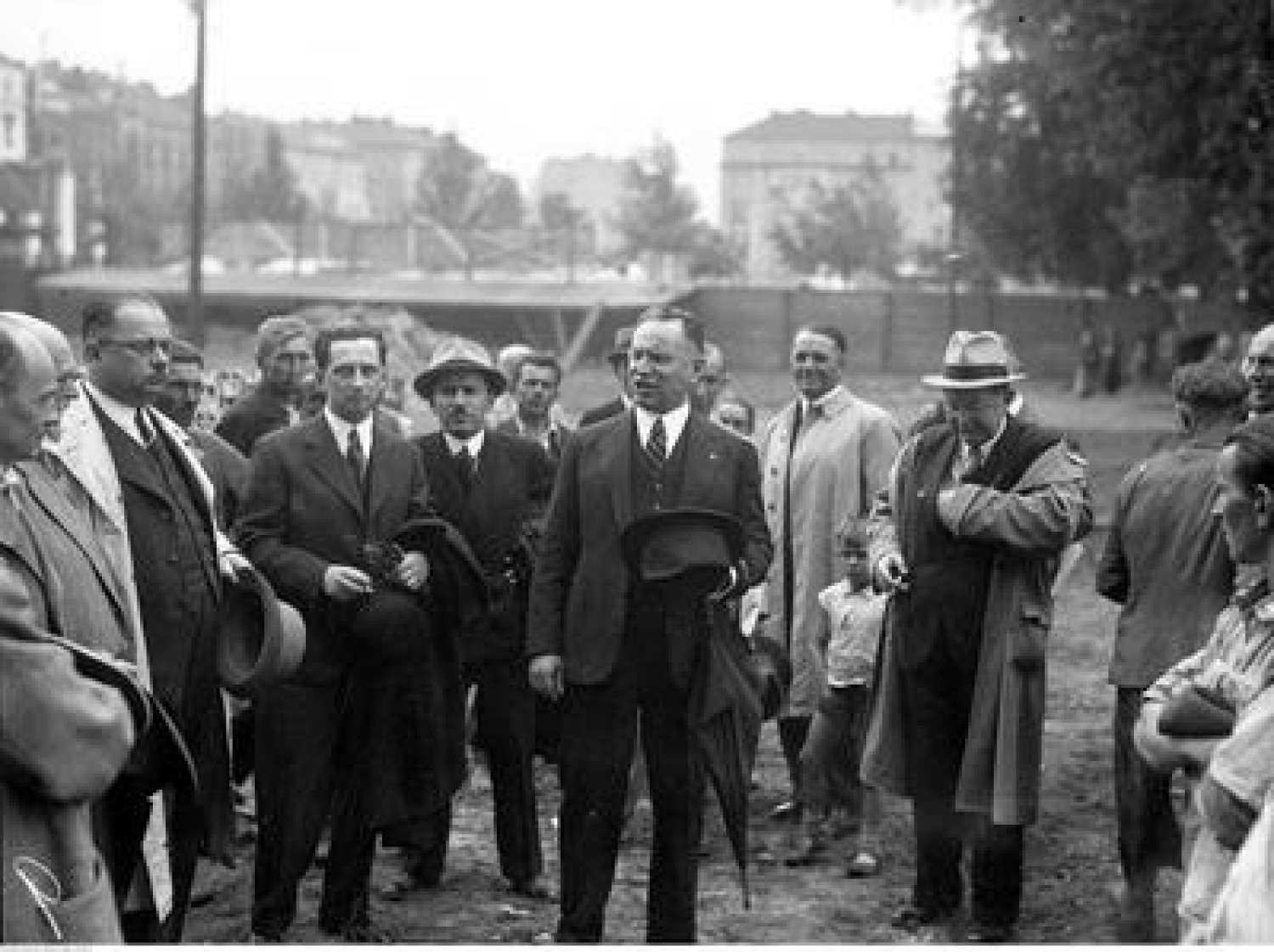 Budowa Gmachu Głównego MNKCzłonkowie Komitetu Budowy Muzeum Narodowego na placu budowy