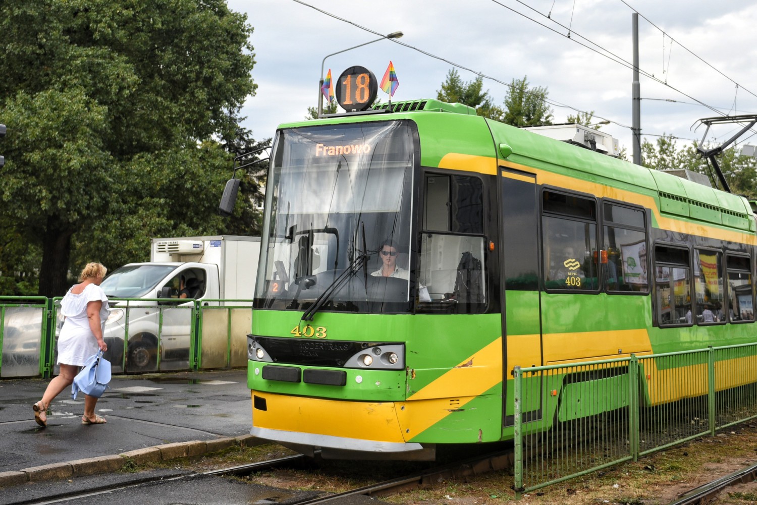 W piątek na poznańskich tramwajach pojawiły się tęczowe flagi