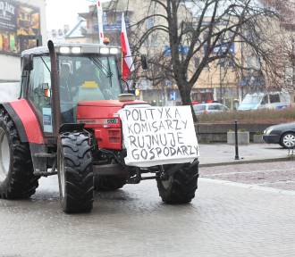 Protestujący rolnicy z Podkarpacia przed Urzędem Wojewódzkim w Rzeszowie