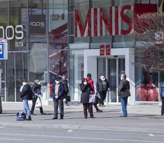 Powrót maseczek ochronnych? Rośnie liczba przypadków COVID-19. Są pierwsze restrykcje