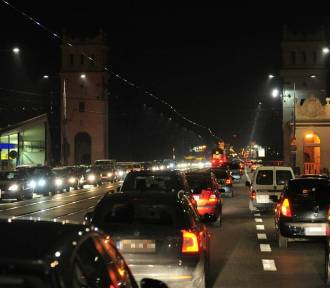 Ile samochodów jest w Warszawie? Czym się poruszamy po mieście? [RAPORT] 