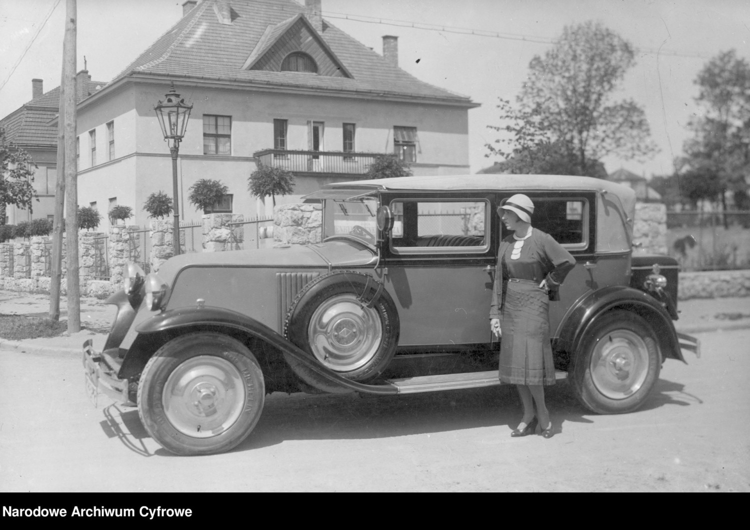 Renault Vivastella, 1930 rokRenault Vivastella to limuzyna wprowadzona na rynek przez Renault w październiku 1928 roku i produkowana w latach 1929-1939