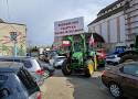 Rolnicy ciągnikami zjechali na konwencję PiS w Lesznie. Zablokowali cały parking