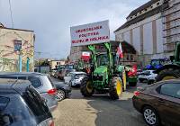 Rolnicy ciągnikami zjechali na konwencję PiS w Lesznie. Zablokowali cały parking