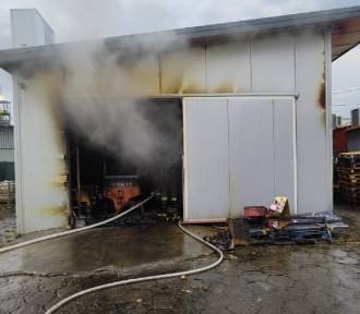 Pożar hali magazynowej w Katowicach. Pięć zastępów straży walczyło z ogniem