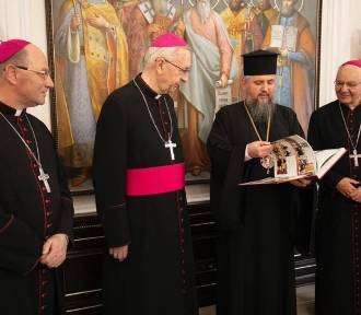 Delegacja polskich biskupów wraz z abp Stanisławem Budzikiem wróciła z Ukrainy 