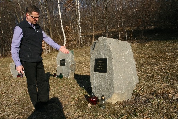 Radny Artur Czernecki występuje o pilne osuszenie terenu będącego miejscem pamięci