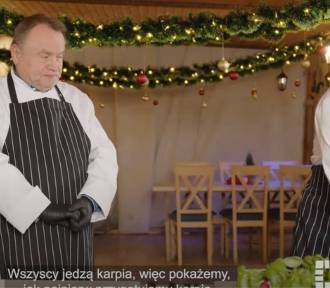 Kandydat na prezydenta Krakowa założył fartuch i pokazał... jak przyrządzić karpia