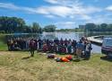 Ratownicy wodni i policjanci nad radomskim zalewem na Borkach szkolili młodzież na temat bezpiecznych wakacji i wypoczynku nad wodą