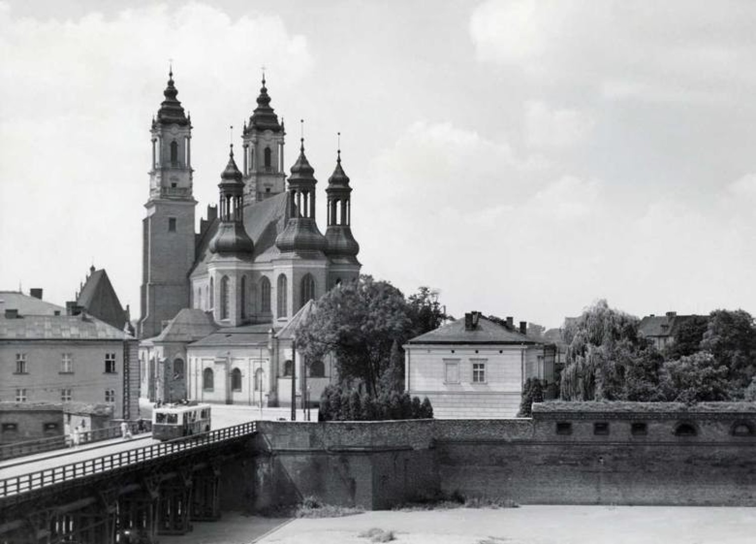 Most pomiędzy Ostrowem Tumskim a Śródką istniał do 1970 r
