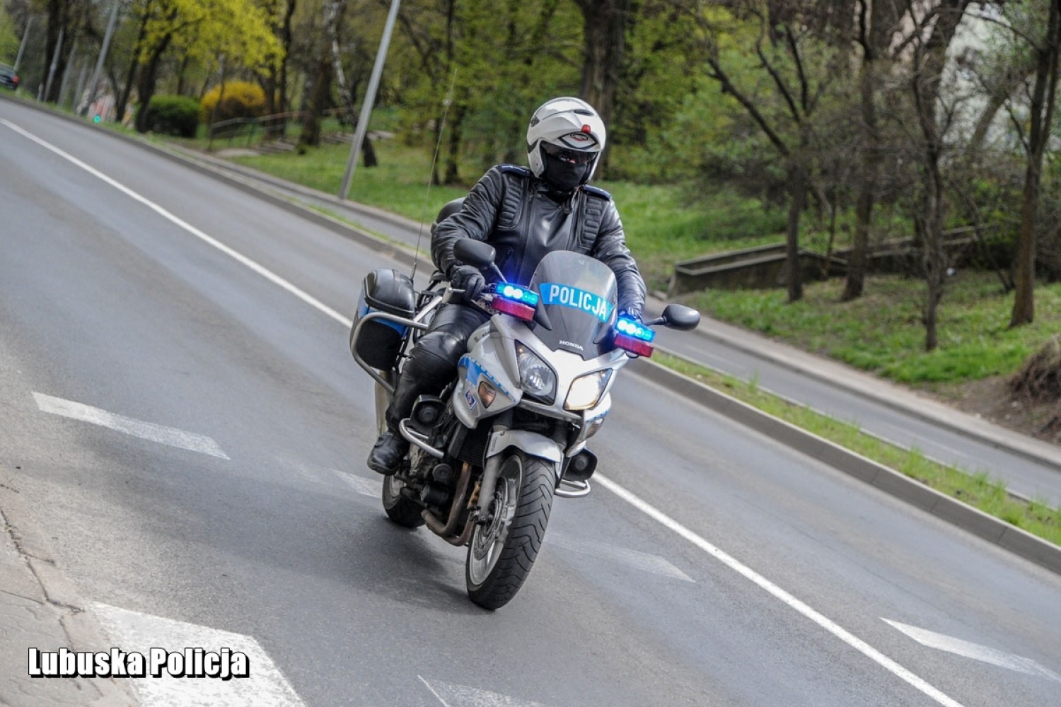 Policja Krosno Odrzańskie. Coraz więcej jednośladów na ulicach. Funkcjonariusze proszą motocyklistów o zachowanie ostrożności na drodze