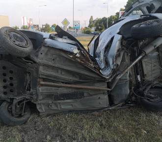 Auto roztrzaskało się na latarni w Szczecinku [zdjęcia]