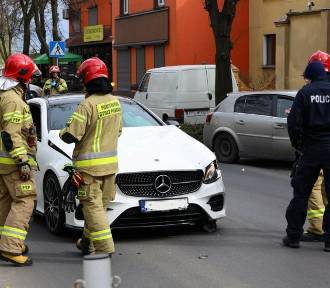 Zderzenie dwóch samochodów na ulicy Kaliskiej w Pleszewie