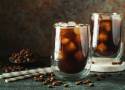 Poznaj przepis na wyborny mazagran, tylko dla dorosłych. Najpopularniejsza kawa na zimno w przedwojennej Polsce. Idealna na ciepłe wieczory