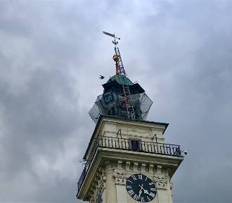 Iglica stanęła na wieży ratusza w Cieszynie. Zobacz, jak się prezentuje