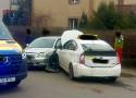 Wypadek na skrzyżowaniu w Ostrowcu. Dwie osoby zabrane do szpitala [ZDJĘCIA]