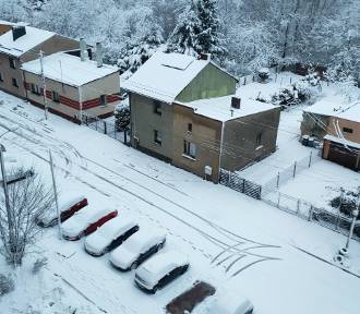 Sypnęło śniegiem w Zagłębiu i w Śląskiem. Ślisko na drogach