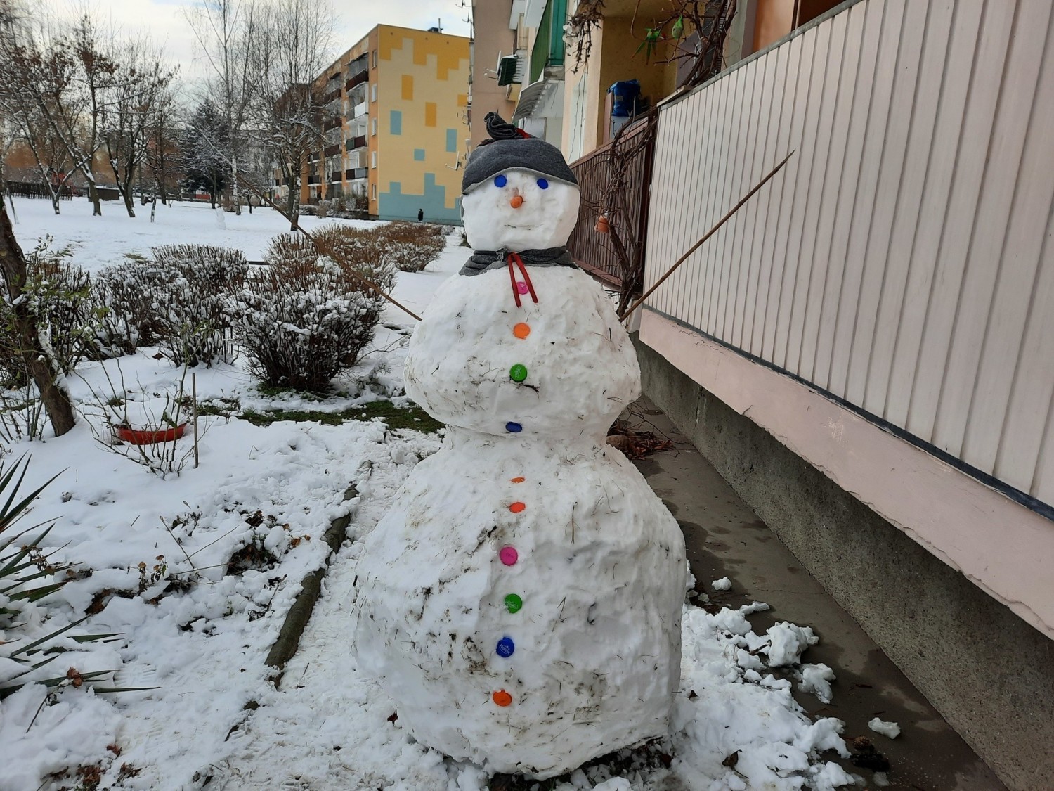 Zima, zima, zima... na ostrowieckich osiedlach pojawiło się mnóstwo śniegowych bałwanów (ZDJĘCIA)