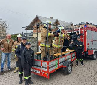 Śmigus-dyngus ze strażakami z Ochotniczej Straży Pożarnej w Dąbrowie