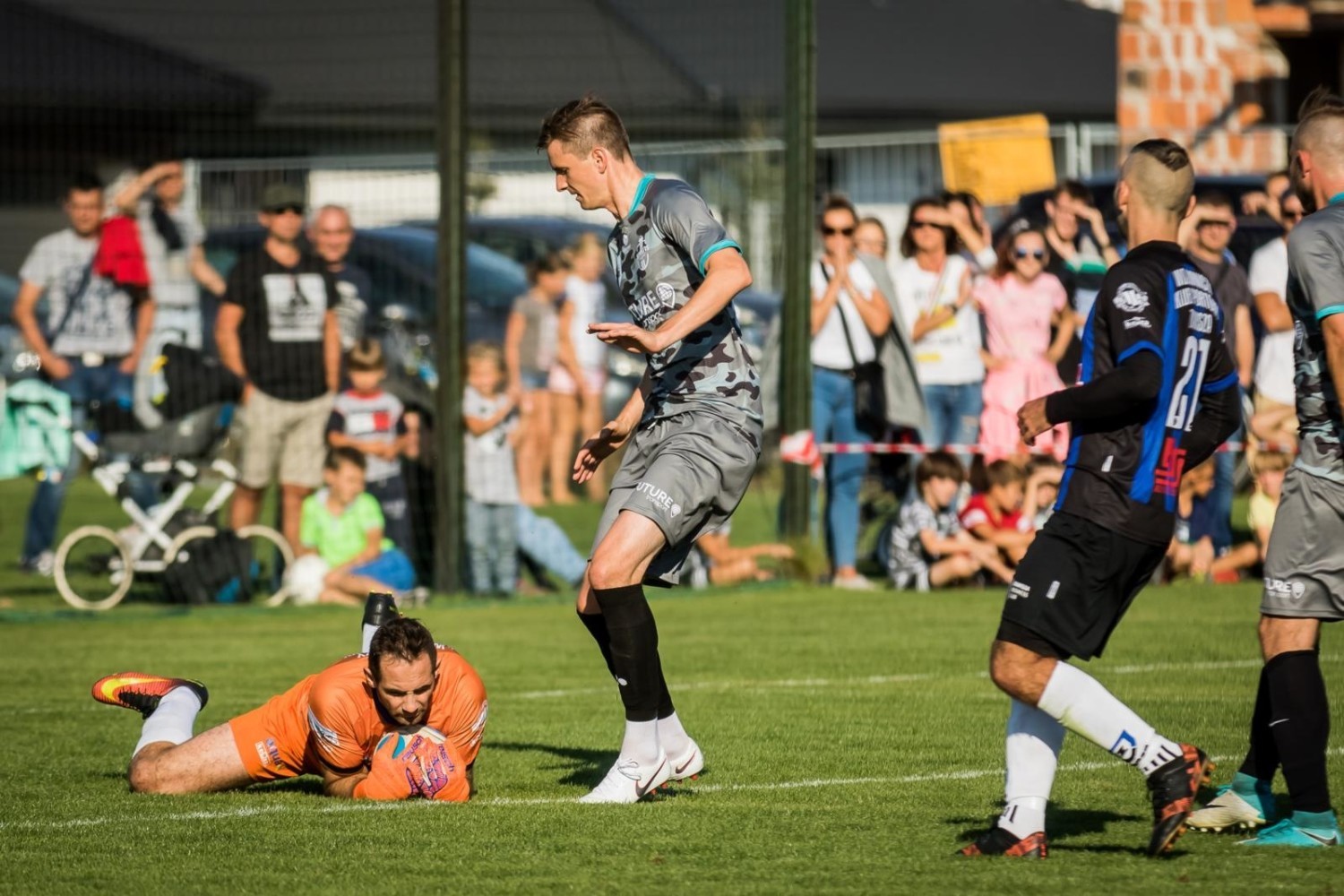 Gwiazdą zespołu z Łochowa jest Marcin Krzywicki, który w barwach Cracovii rozegrał w ekstraklasie 20 meczów (1 gol)