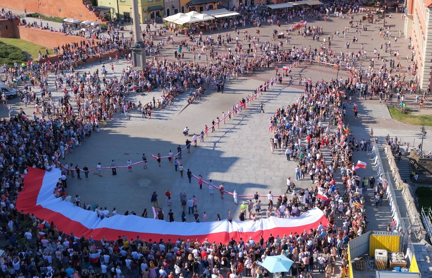 Żywy Znak Polski Walczącej na placu Zamkowym. Mieszkańcy oddali hołd Powstańcom Warszawskim