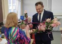 Starosta i wicestarosta wręczają róże na Dzień Kobiet na UTW Sławno. Zdjęcia