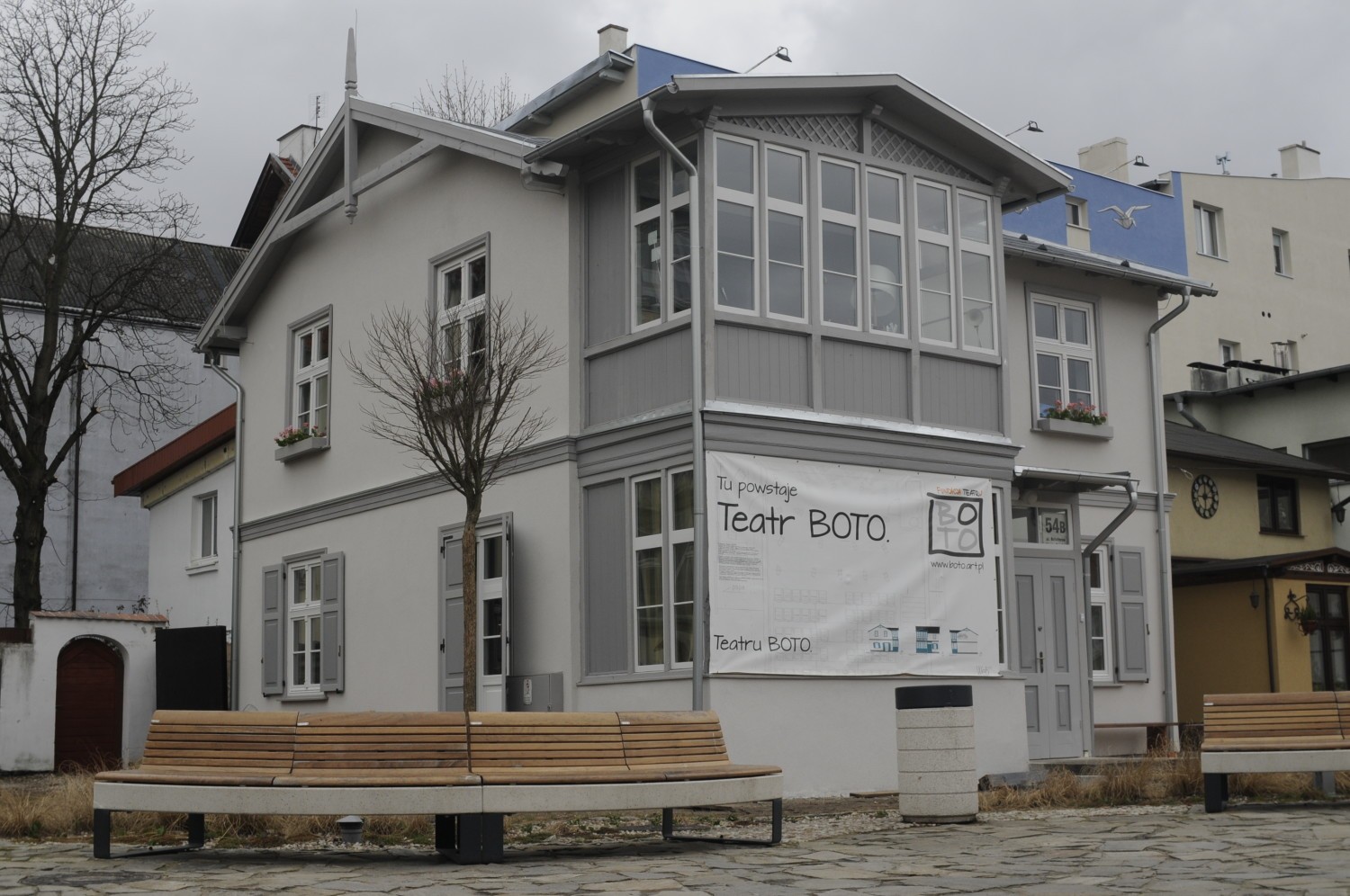 Remont ponad stuletniego, dwupiętrowego budynku jest skończony, ale w kasie fundacji zabrakło pieniędzy na profesjonalne, teatralne wyposażenie siedziby, a dokładniej na sprzęt oświetleniowy i nagłośnieniowy